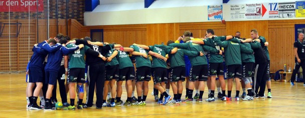 Beide Mannschaften bei der Begrüßung Bild: TSG Lübbenau - Handball