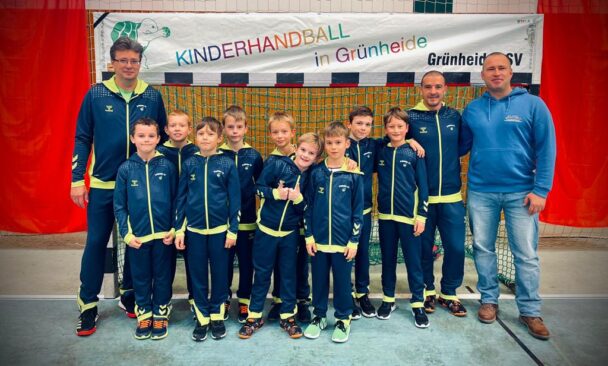 E-Jugend männlich: Saisonauftakt in der Kreisliga mit Sieg und Niederlage in der Löcknitzhalle – Grünheider Nachwuchs freut sich über neue Trainingsanzüge