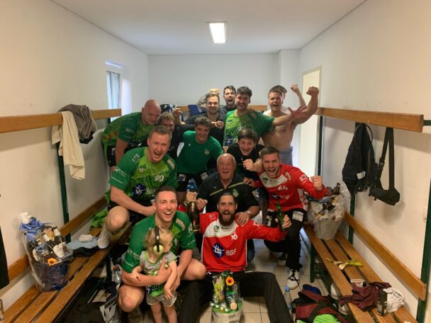 1. Männer: Versöhnlicher Abschluss der Saison für Männer des Grünheider SV I – Nach Sieg im letzten Punktspiel gegen die SG OSF Berlin 29:23 (19:10) Elfter in Handball-Oberliga Ostsee-Spree – Chefcoach Frank Morawetz, Kapitän Toni Büttner, Torwart Denny Alpers, Oliver Milde, Phillipp Hudewenz und Marc Schmitz gehen