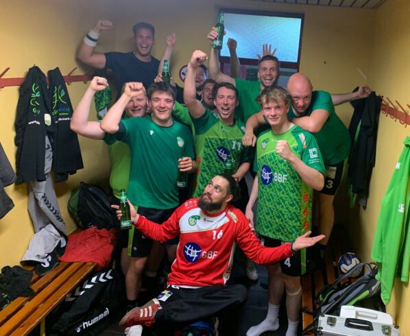 1. Männer: Mini-Team mit großem Erfolg – Grünheider SV gewinnt in der Handball-Oberliga Ostsee-Spree überraschend das Hinspiel um Platz 11 bei der SG OSF Berlin 26:23 (13:10) – Rückspiel und Saisonabschluss am Sonnabend in der Löcknitzhalle