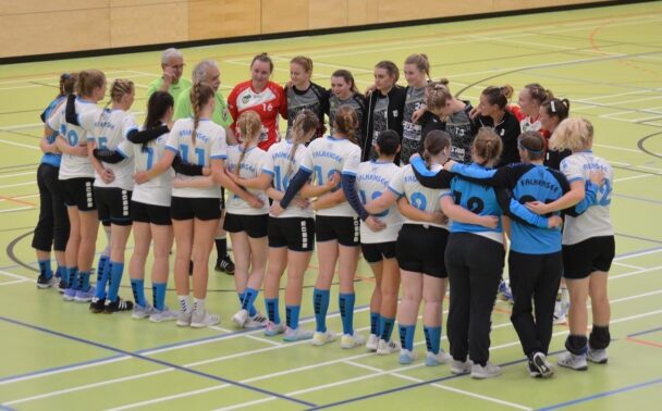 1. Frauen: Dicht dran am ersten Punkt – Klappt es am Sonnabend im Heimspiel? Grünheider SV I verliert in Brandenburgliga knapp mit 25:28 (13:15) beim HSV Falkensee 04 – Nun kommt der VfB Doberlug-Kirchhain in die Löcknitzhalle