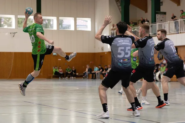 1. Männer, 3./2. Männer: Im Landespokal-Viertelfinale beide Grünheider Teams draußen – Erste verliert Derby mit Oberliga-Kontrahent MTV 1860 Altlandsberg 24:30 (12:17) – Dritte/Zweite unterliegt beim HSV Bernauer Bären nur knapp 28:29 (13:14) – Chefcoach und drei Spieler des GSV I nach letztem Heimspiel verabschiedet