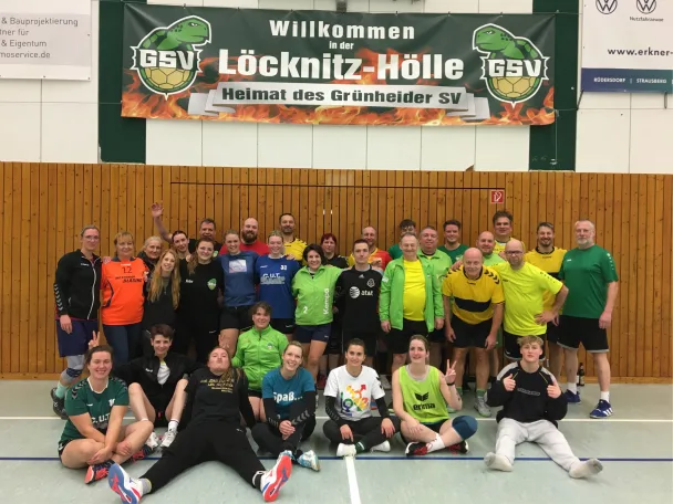 Senioren, 3. Männer, 1. Frauen, 2. Frauen: Tradition lebt wieder auf – Einen Tag nach Weihnachten gemeinsames Spaß-Training in der Löcknitzhalle – Gemischte Teams spielten Volleyball und Handball