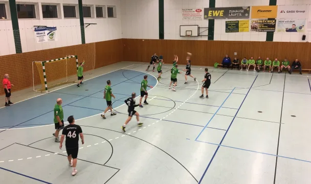 Senioren: Echte Bewährungsprobe zum Start ins neue Jahr 2024 – Ü-40-Senioren des Grünheider SV gewinnen in Kreisliga 22:18 (10:8) gegen Neuenhagener HC – Nächstes Punktspiel 21. Januar in der Löcknitzhalle gegen HSV Müncheberg/Buckow