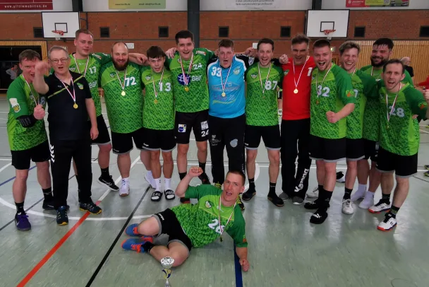 3. Männer: Meister holt nach Pokalkrimi auch den Pott – Männer des Grünheider SV III gewinnen nach der 2. Verlängerung Kreispokal-Endspiel mit 40:39 (35:35, 31:31, 16:14) gegen Vize-Meister SSV Rot-Weiß Friedland