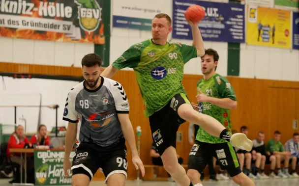 1. Männer: Der Kapitän bleibt an Bord – Tom Griebsch wird dem Grünheider SV I auch in der neuen Saison 2024/25 in der Brandenburgliga zur Verfügung stehen – Fabio Pastor sagt Wechsel von Oranienburg an die Löcknitz ab – GSV-Löwen mit bisher vier Neuen, einer neuen Co-Trainerin und acht Vertragsverlängerungen – Vorbereitung ab 1. Juli