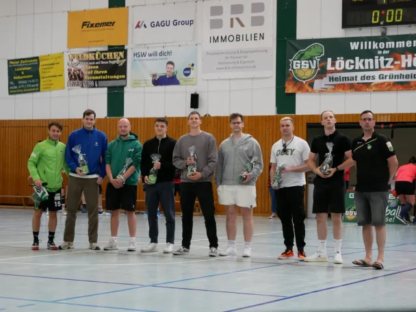 1. Männer: Spieler offiziell beim Grünheider SV verabschiedet – Kleine Präsente von der Sektion Handball – Vorbereitung der neuen Saison in der Brandenburgliga in vollem Gange – Zugänge und Vertragsverlängerungen – Viele Gespräche mit Interessenten
