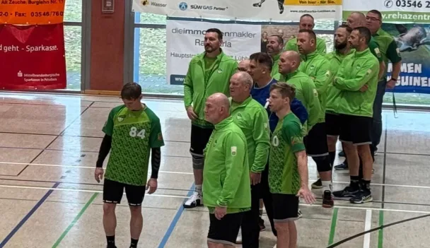 Senioren: Wieder Vize – Ü-40-Männer des Grünheider SV werden nach Sieg gegen den Oranienburger HC sowie Niederlage gegen Titelverteidiger und Gastgeber HC Spreewald Zweiter der Senioren-Landesmeisterschaft in Lübben – Nächstes Punktspiel in der Kreisoberliga am 7. Dezember beim Neuenhagener HC