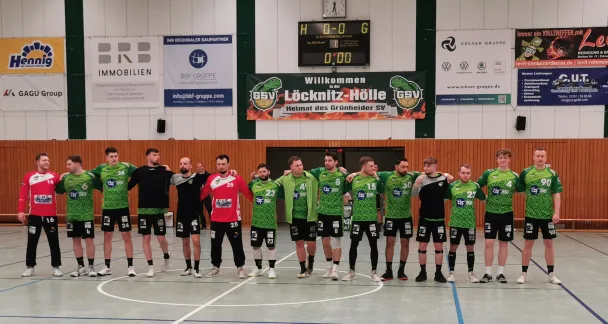 1. Männer: Remis im Spitzenspiel – Grünheider SV I trennt sich im Heimspiel der Oberliga Brandenburg 28:28 (10:9) vom Zweiten HSG Ahrensdorf/Schenkenhorst und verteidigt die Tabellen-Führung – Nächstes Punktspiel am Samstag beim HC Bad Liebenwerda – Mannschaft im Bus mit Fans unterwegs