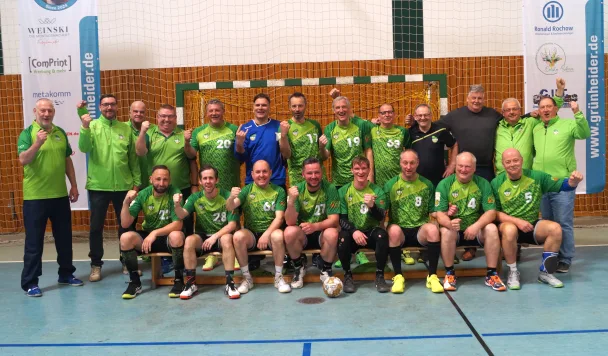 Senioren: Immer noch weiße Weste – Ü-40-Männer des Grünheider SV gewinnen Heimspiel in der Kreisoberliga des Spielbezirks D mit 27:16 (16:4) gegen den Neuenhagener HC – Noch zwei Nachholpartien – Hans-Jürgen Ansorge erhält Glückwünsche zum 70. – Lutz Wohlfeil und Klaus-Peter Schulz aus dem aktiven Kader verabschiedet