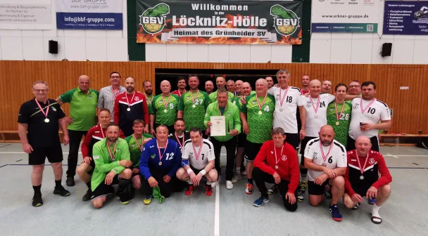 Senioren: Double perfekt gemacht – Ü-40-Männer des Grünheider SV gewinnen letztes Punktspiel in der Kreisoberliga des Spielbezirks D gegen den HSV Frankfurt (Oder) deutlich mit 38:17 (17:6) – Meister-Feier nach dem Showdown vor der Löcknitzhalle – Ab Mittwoch Fußballspielen als Fitness-Training