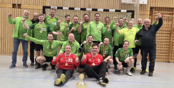 Senioren, 3. Männer: Trotz Hindernissen wieder Kreispokal-Sieger – Ü-40-Männer des Grünheider gewinnen Endspiel bei der OSG Fredersdorf-Vogelsdorf mit 28:24 (14:12) – Acht Spieler zuvor beim Pokal-Finale der Männer des GSV III in Altlandsberg im Einsatz – Im letzten Punktspiel der Kreisoberliga am 14. März haben die GSV-Oldies gegen den HSV Frankfurt (Oder) Chance auf die erneute Meisterschaft